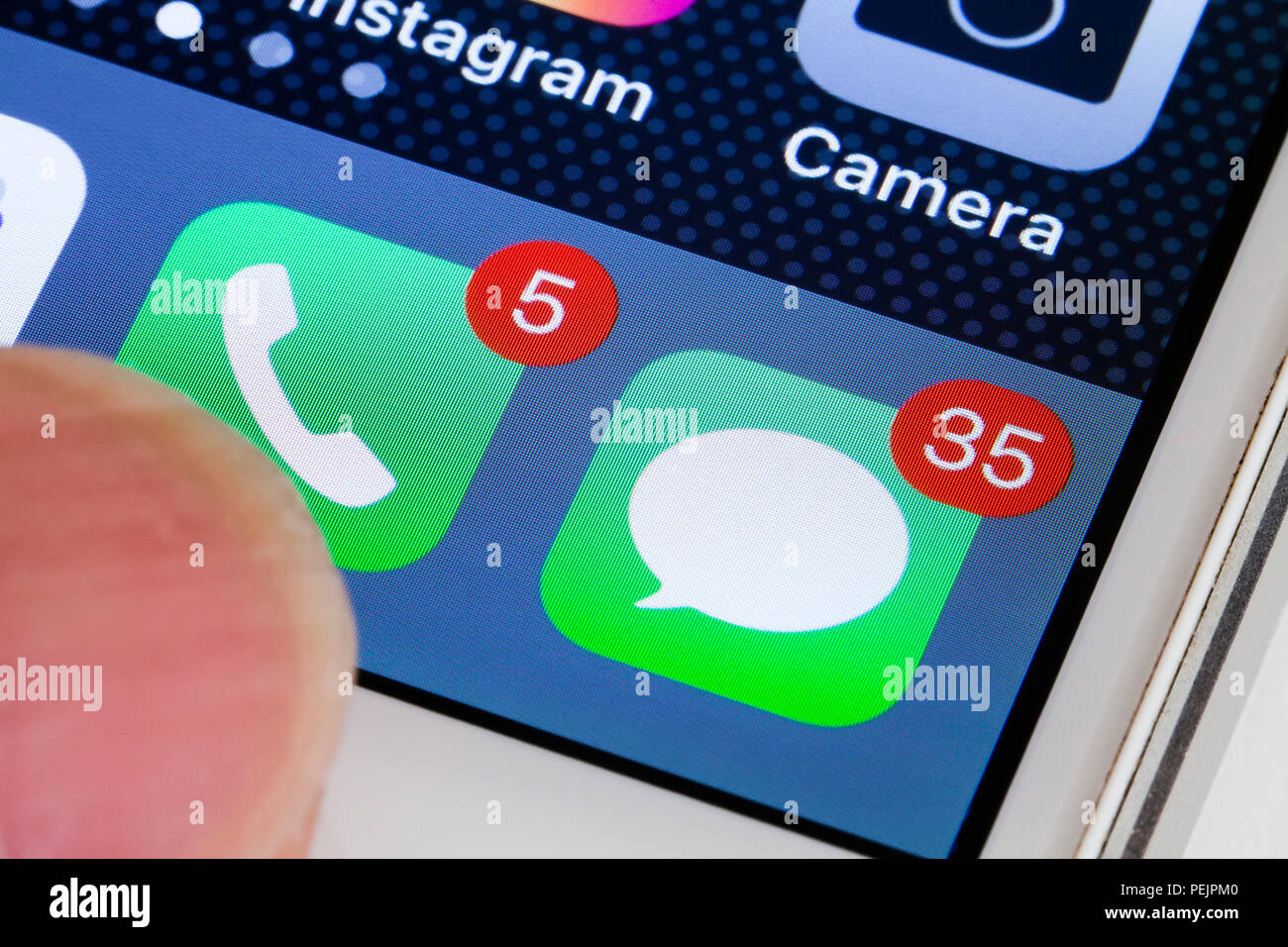 Téléphone de l'iPhone et les messages de notification des appels en absence d'icônes montrant un insigne (badges) - USA Banque D'Images