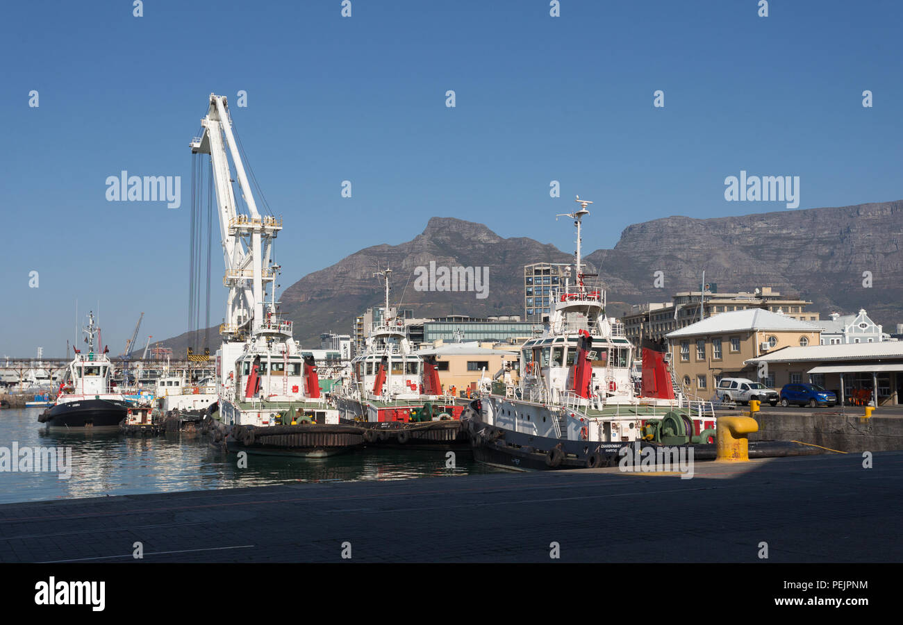 Les remorqueurs amarrés et grue dans le port de port ou port de Cape Town et à l'arrière-plan de vue de Devils Peak et la montagne de la table du Sud Banque D'Images