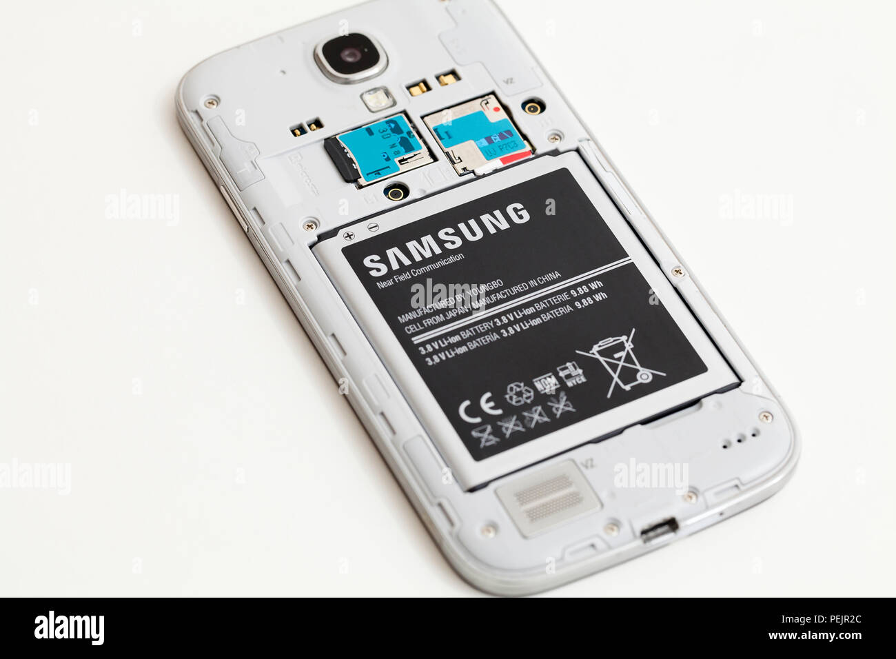 Téléphone mobile Samsung Galaxy avec couvercle retiré, montrant la batterie Samsung - USA Banque D'Images