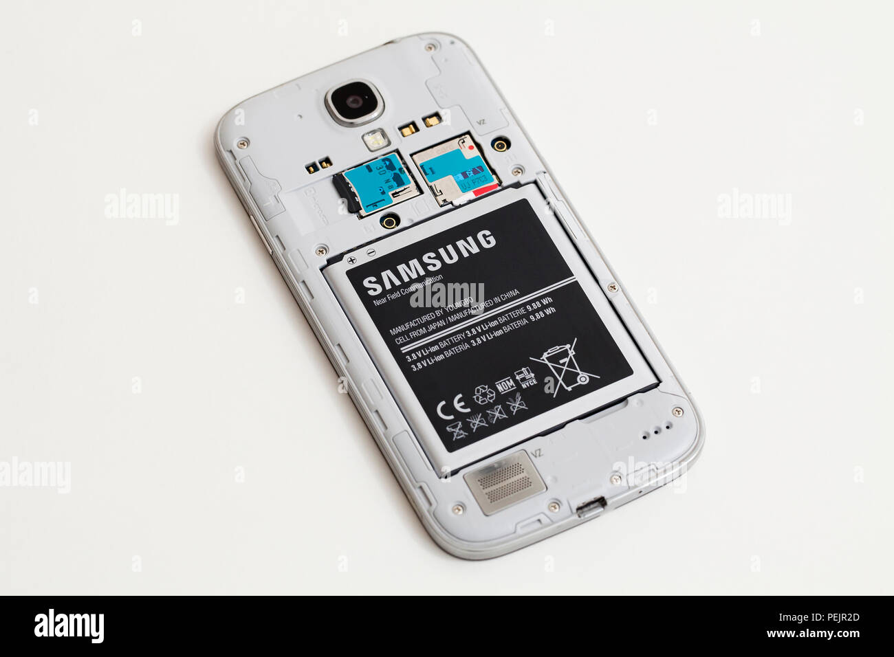 Téléphone mobile Samsung Galaxy avec couvercle retiré, montrant la batterie Samsung - USA Banque D'Images