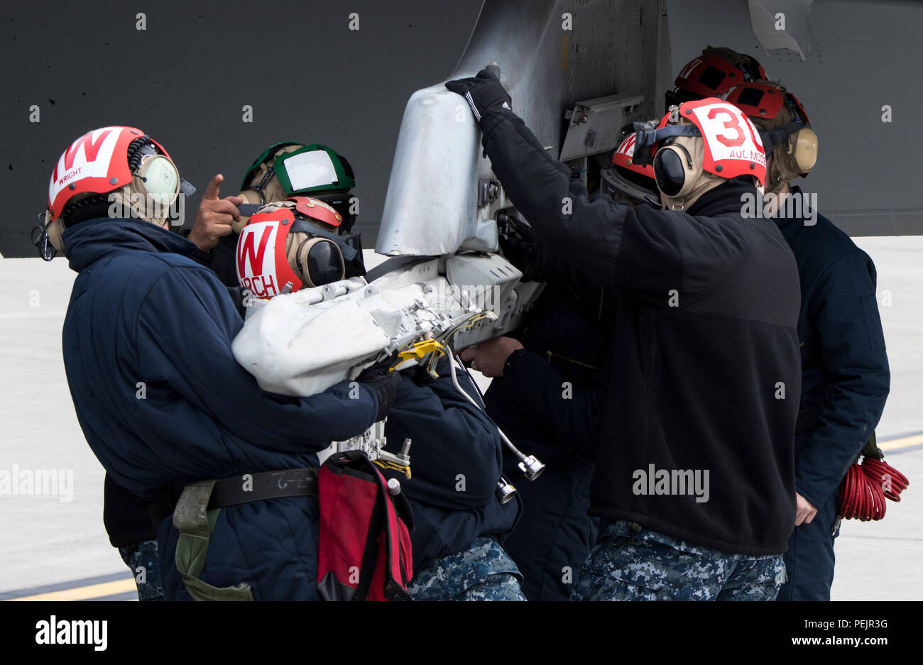 Les responsables de la marine américaine avec Strike Fighter Squadron 106 fixer un rail d'armes à un F/A-18 Hornet, le 2 décembre 2015, à Mountain Home Air Force Base, Texas. (U.S. Photo de l'Armée de l'air par la Haute Airman Jeremy L. Mosier/libérés) Banque D'Images