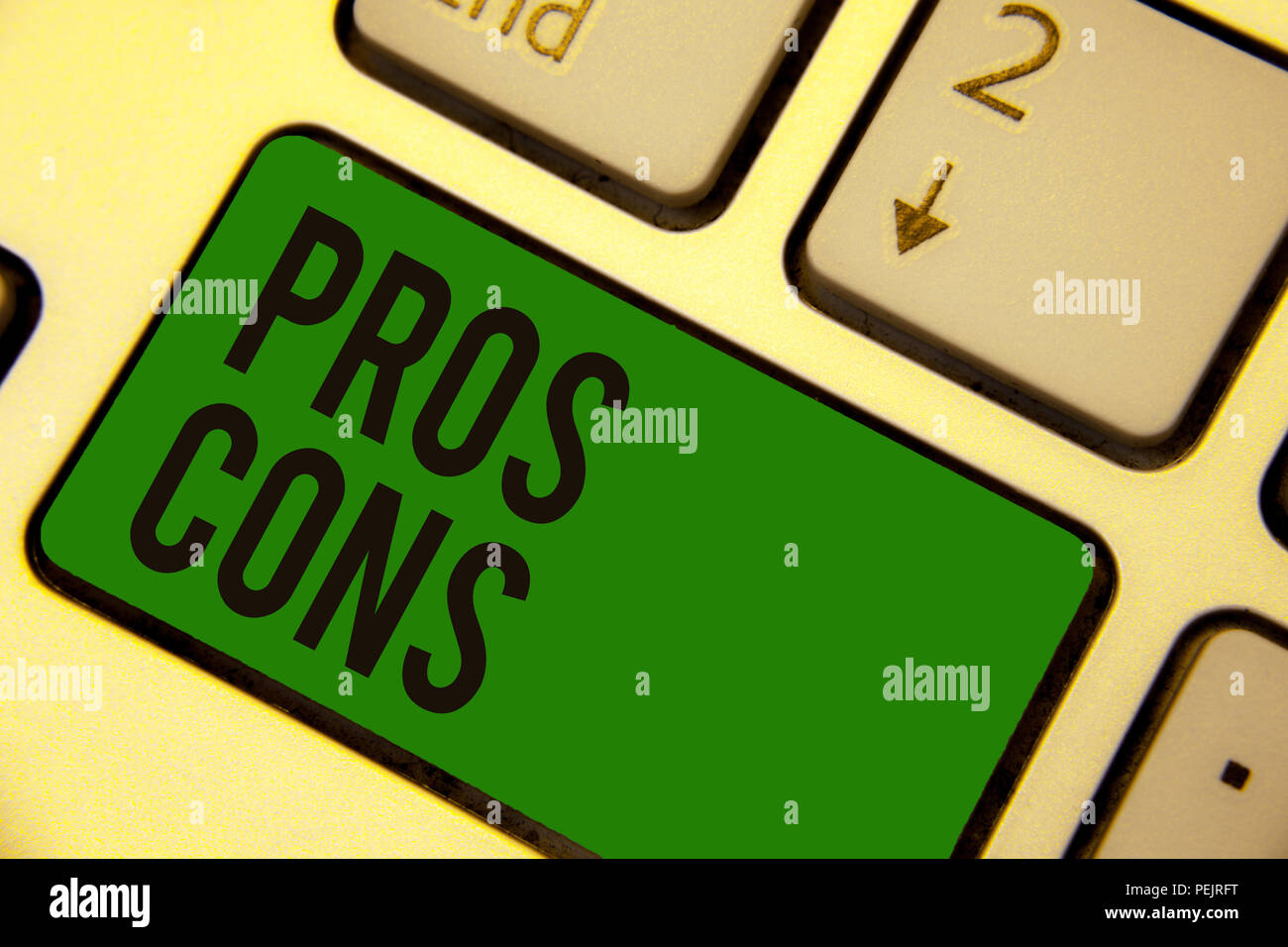Écrit remarque montrant Pros cons. Photo d'entreprise présentant les facteurs favorables et défavorables ou pour des raisons de personne clé verte Clavier Intention comp Banque D'Images