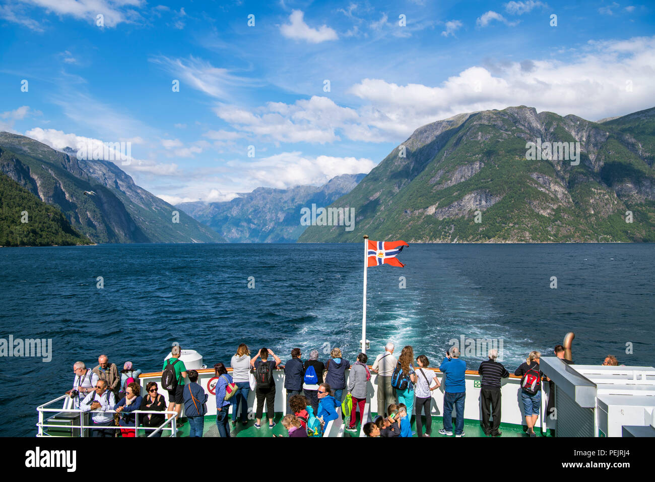 Geiranger, Norvège. Les touristes sur le pont du ferry Hellesylt à Geiranger, Geirangerfjord, Norvège Banque D'Images