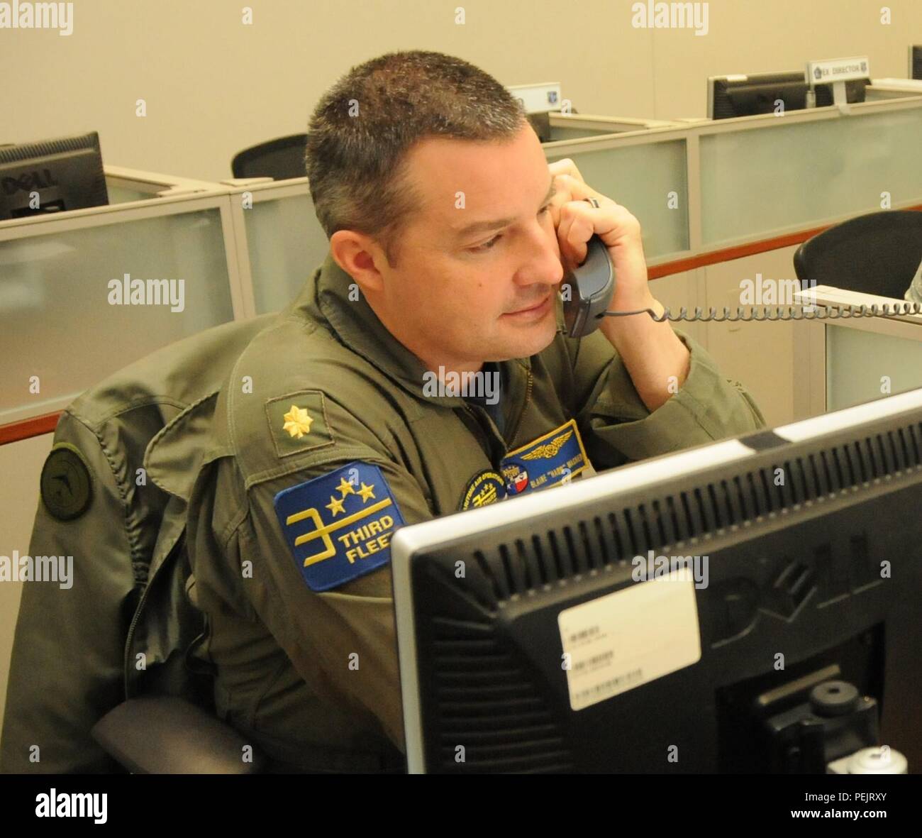 Le lieutenant Cmdr. Blain Wagner, avec 3e Flotte Maritime Air Operations, détachement Naval Air Station Joint Reserve Base Fort Worth, Texas, effectue des tâches en tant que l'élément de liaison de l'aviation de la Marine (NALE) pendant l'exercice Drapeau virtuel 2 décembre - 10 lors de la 183e Escadre de chasse à Springfield, Illinois Wagner faisait partie de l'exploitation de la partie du scénario qui s'est tenue à l'unité de la Garde nationale aérienne de l'Illinois. U.S. Air Force, de l'armée, et la Marine a effectué des simulations de formation communs tout en l'aile. Plus de 350 personnes ont participé par le biais de link-up fourni par l'US Air Force's Distributed Mission Operation Banque D'Images