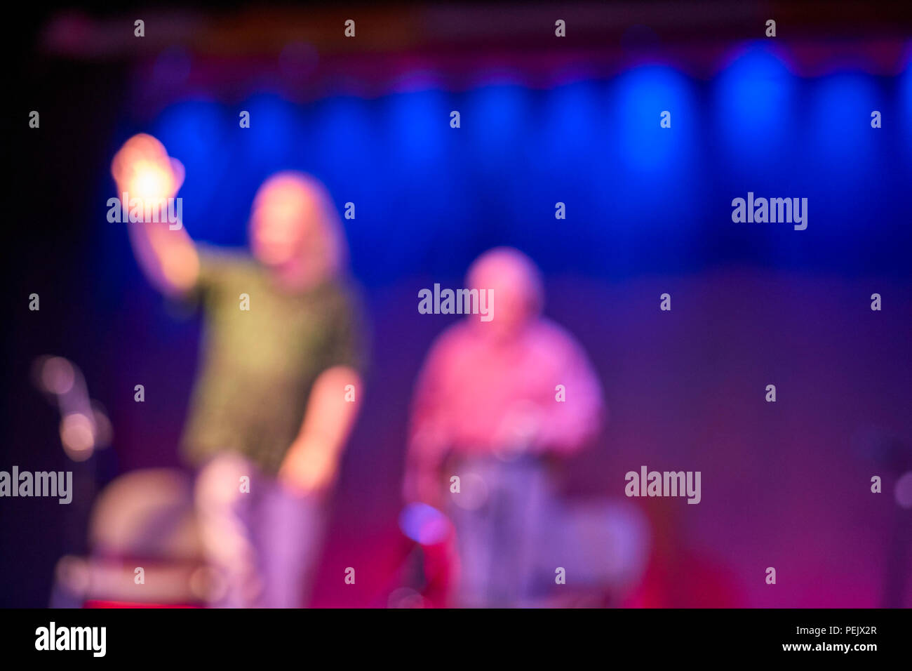 Flou générique hors focale image de deux personnes sur une scène Banque D'Images
