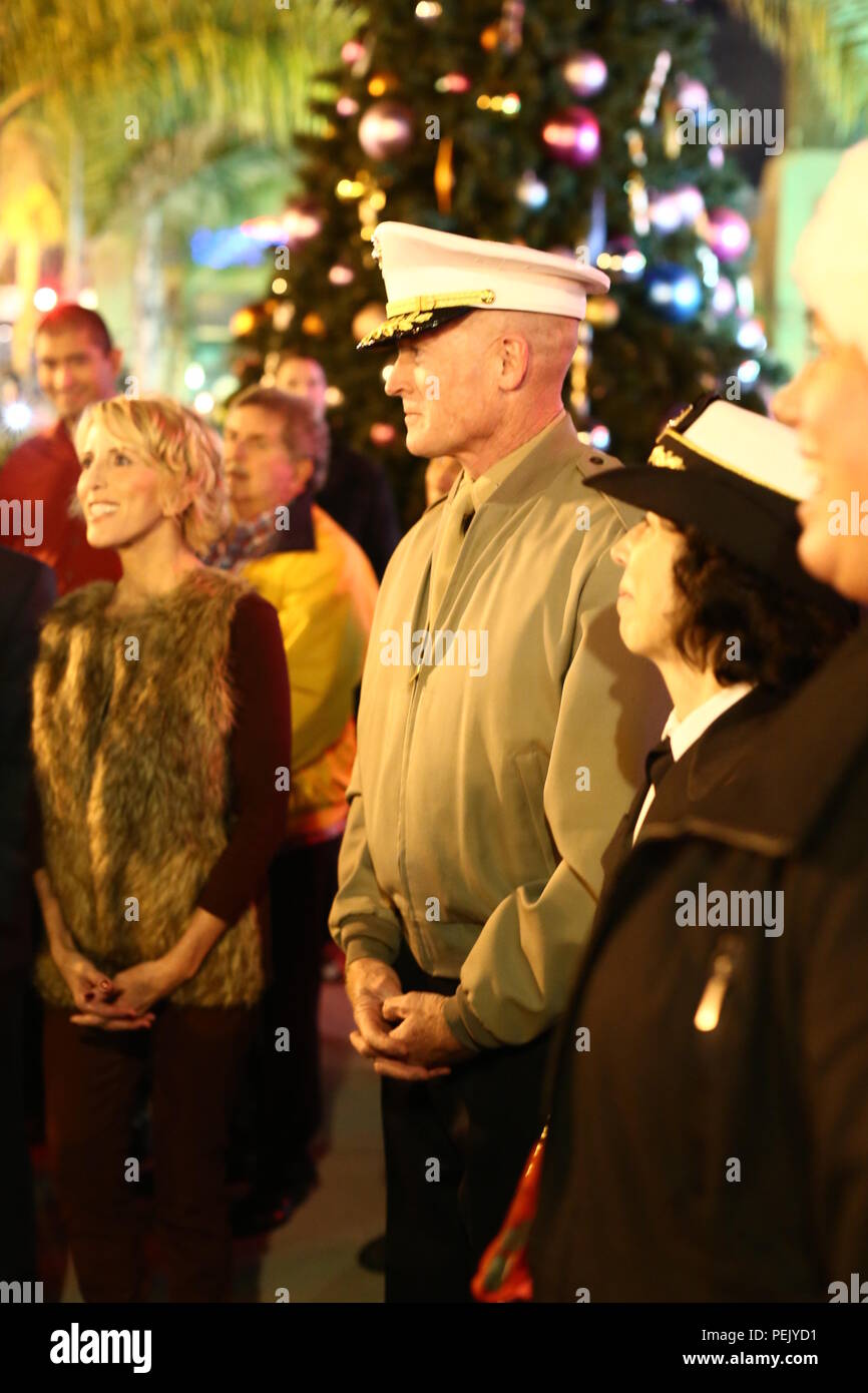 U.S. Marine Corps Brig. Mgén Edward D. Banta, général commandant la Marine Corps Corps West-Marine Installations Base Camp Pendleton, centre, et le capitaine de la Marine américaine Lisa Mulligan, Commandant Naval Hospital Camp Pendleton, préparez-vous à faire le discours d'ouverture lors de la cérémonie annuelle d'illumination de l'arbre d'Oceanside à Mission Ave, Oceanside, Californie, le 3 décembre 2015. La Ville d'Oceanside et Main Street Oceanside accueille la cérémonie des lumières d'arbre de vacances chaque année et offre une occasion de mettre en valeur les installations du Corps des Marines à l'ouest à travers des conférences afin de promouvoir les relations avec la communauté neig Banque D'Images