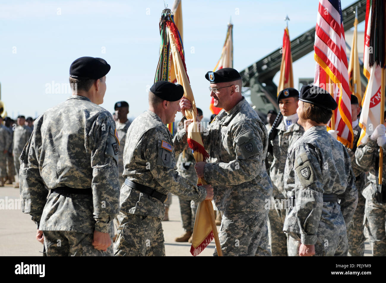 Le major-général Mark Palzer, nouveau commandant général de la 79e Commandement de soutien Soutien, passe le 79e congrès annuel de la commande guidon Sgt. Le major Ted Copeland, sergent-major de commandement du 79e congrès annuel, au cours de la cérémonie de passation de commandement à la base d'entraînement de forces interarmées, Los Alamitos, Californie, 5 décembre 2015. (U.S. Photo de l'armée par la CPS. Heather Doppke/libérés) Banque D'Images