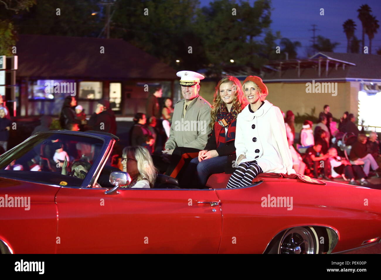 U.S. Marine Corps Brig. Mgén Edward D. Banta, gauche, général commandant la Marine Corps Corps West-Marine Installations Base Camp Pendleton, Bergen Banta, centre, et Molly Banta, droite, rouler dans une voiture pendant la 34e conférence annuelle de Fallbrook Parade de Noël sur la rue Main, Fallbrook, Californie, 5 décembre 2015. La ville de Fallbrook accueille la Parade de Noël chaque année et offre une occasion de mettre en valeur les installations du Corps des Marines à l'ouest à travers d'embauche en vue de promouvoir les relations avec les communautés voisines. (U.S. Marine Corps Photo prise par le sergent d'artillerie. Evan P. Ahlin/libérés) Banque D'Images