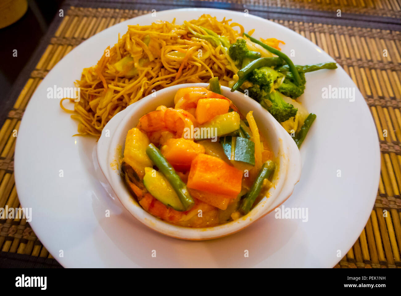 Style asiatique, repas buffet self service avec des nouilles, le brocoli et les légumes et les crevettes ragoût, Barbès, Paris, France Banque D'Images