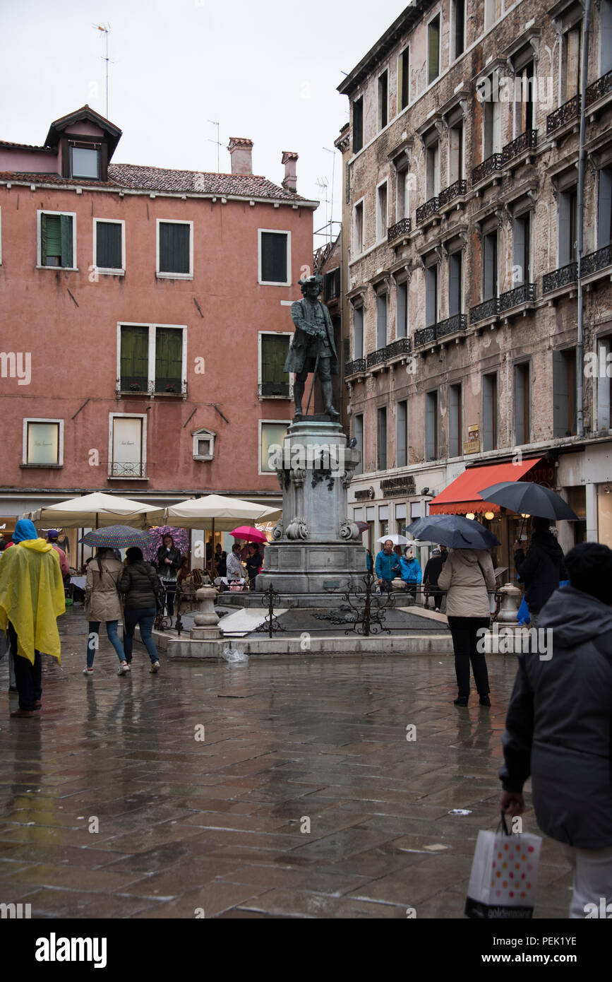 Monument de la dramaturge Carlo Goldoni situé dans Campo S. Bortolomio, Venise Banque D'Images