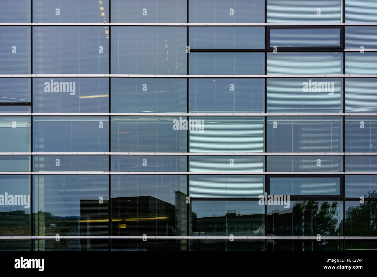 Façade en verre de l'immeuble de bureaux modernes à Delft, Pays-Bas. Banque D'Images