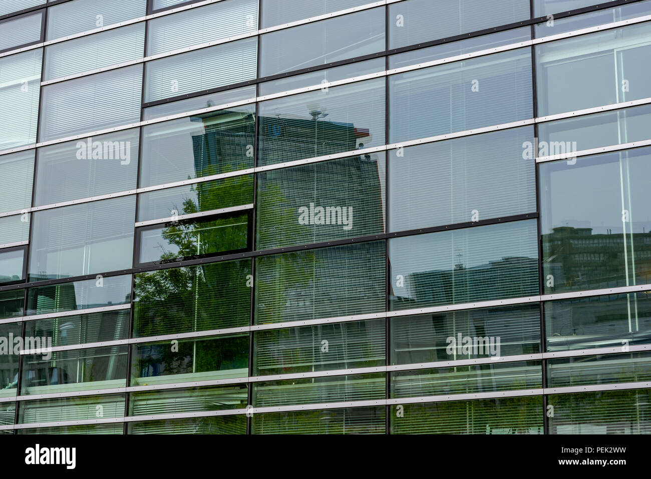 Façade en verre de l'immeuble de bureaux modernes à Delft, Pays-Bas. Banque D'Images