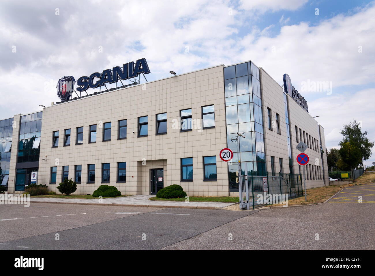 PRAGUE, RÉPUBLIQUE TCHÈQUE - 15 août 2018 : le logo de l'entreprise suédoise Scania AB sur le service de l'administration centrale de l'affaire le 15 août 2018 à Prague, Banque D'Images
