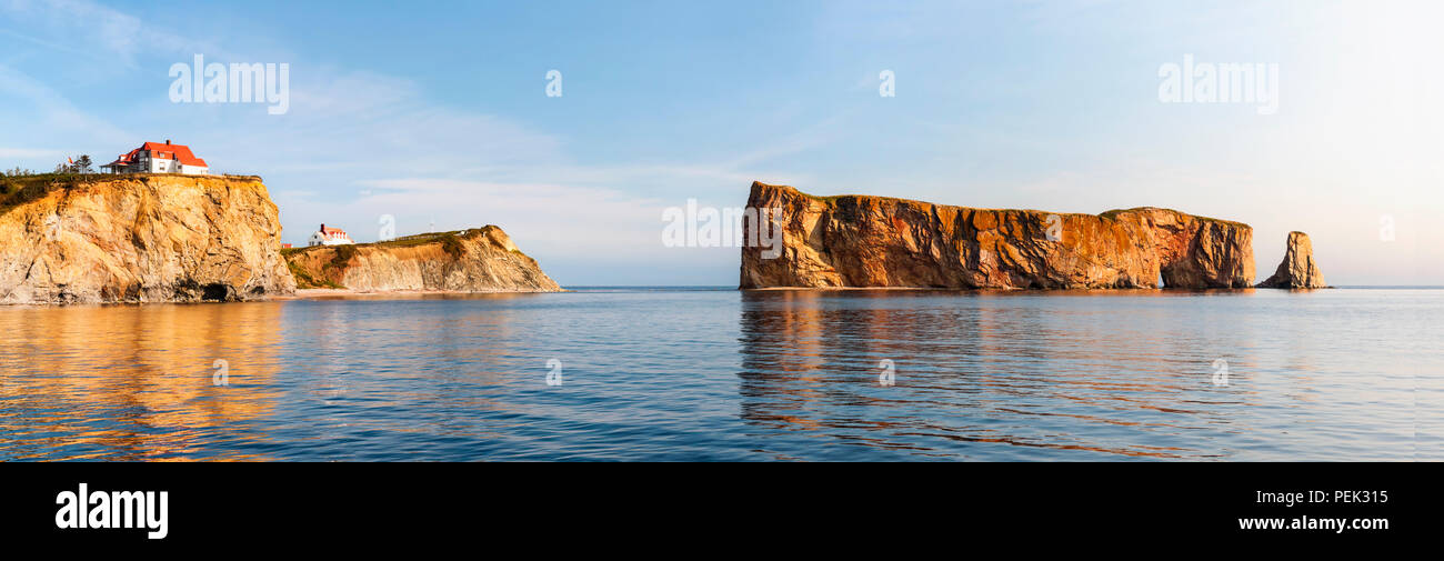 Rocher Percé ou Vue du Rocher Percé avec des réflexions à la côte de la Gaspésie au Québec, Canada. Banque D'Images