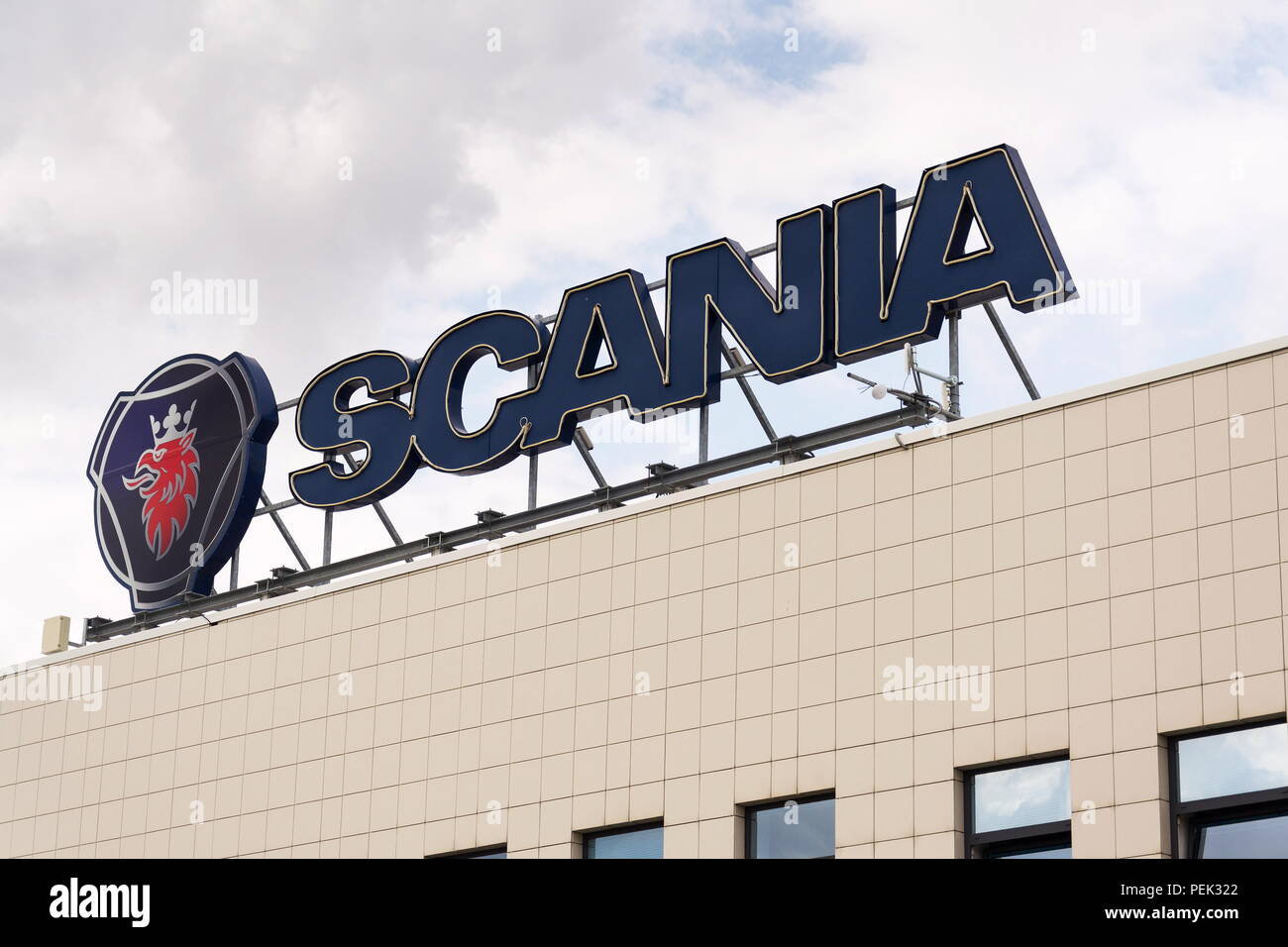 PRAGUE, RÉPUBLIQUE TCHÈQUE - 15 août 2018 : le logo de l'entreprise suédoise Scania AB sur le service de l'administration centrale de l'affaire le 15 août 2018 à Prague, Banque D'Images
