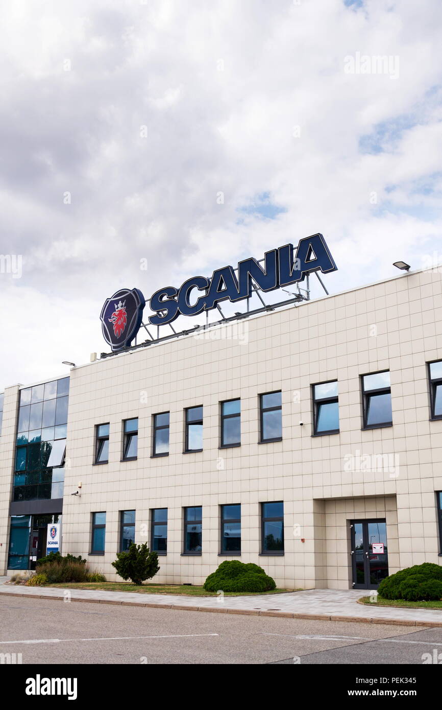 PRAGUE, RÉPUBLIQUE TCHÈQUE - 15 août 2018 : le logo de l'entreprise suédoise Scania AB sur le service de l'administration centrale de l'affaire le 15 août 2018 à Prague, Banque D'Images