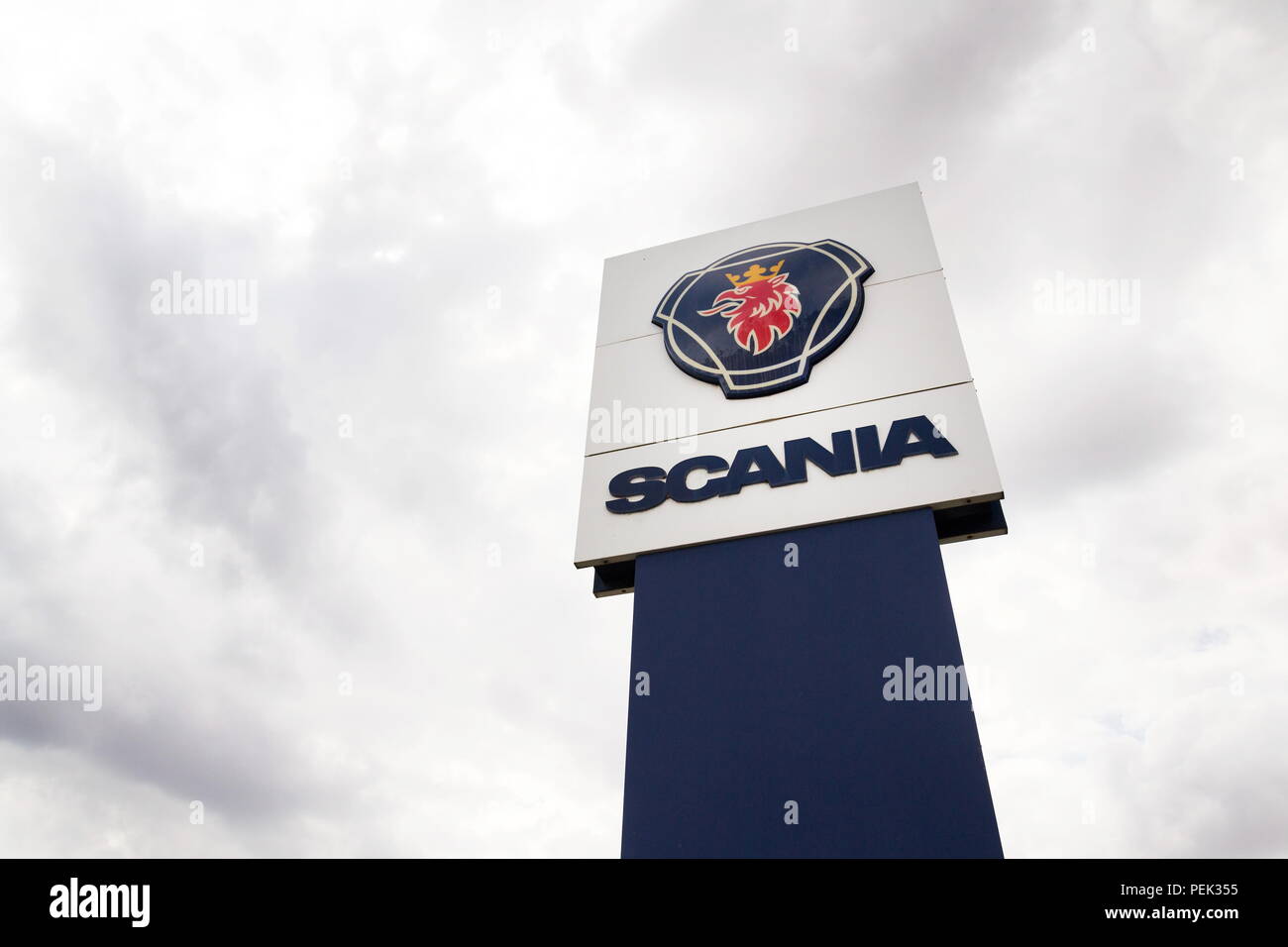 PRAGUE, RÉPUBLIQUE TCHÈQUE - 15 août 2018 : le logo de l'entreprise suédoise Scania AB sur le service de l'administration centrale de l'affaire le 15 août 2018 à Prague, Banque D'Images