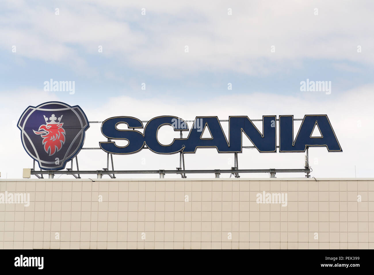 PRAGUE, RÉPUBLIQUE TCHÈQUE - 15 août 2018 : le logo de l'entreprise suédoise Scania AB sur le service de l'administration centrale de l'affaire le 15 août 2018 à Prague, Banque D'Images
