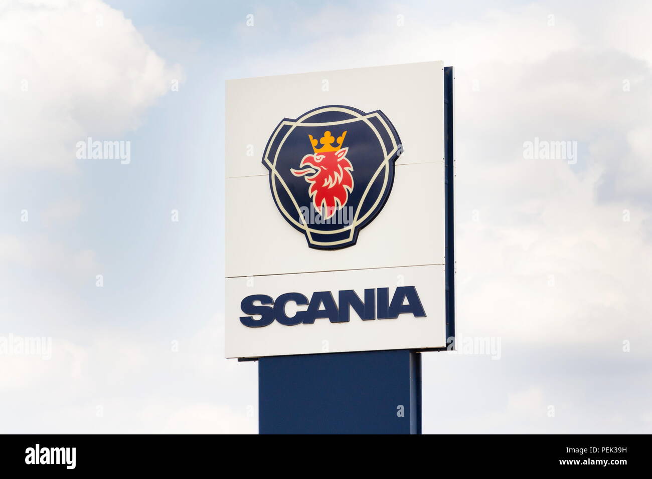 PRAGUE, RÉPUBLIQUE TCHÈQUE - 15 août 2018 : le logo de l'entreprise suédoise Scania AB sur le service de l'administration centrale de l'affaire le 15 août 2018 à Prague, Banque D'Images