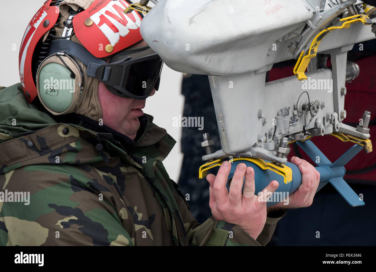 Un responsable de la marine américaine avec Strike Fighter Squadron 106 attache une simulation d'une bombe à F/A-18 Hornet, le 2 décembre 2015, à Mountain Home Air Force Base, Texas. (U.S. Photo de l'Armée de l'air par la Haute Airman Jeremy L. Mosier/libérés) Banque D'Images
