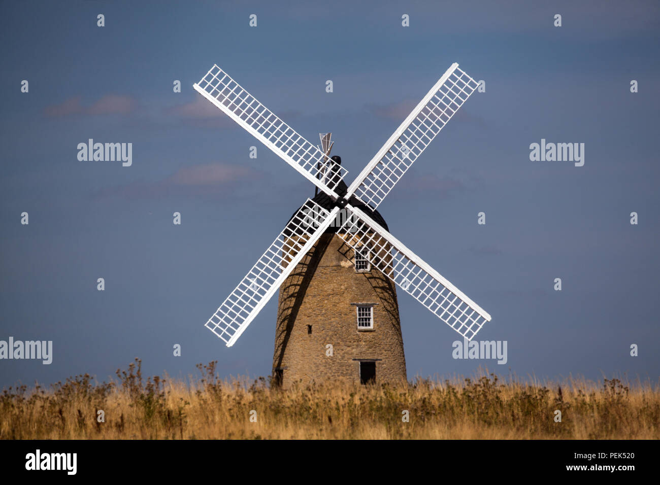 250 ans, restauré et rénové entre Great Haseley Windmill et Great Milton in South Oxfordshire l'une des plus grande et plus belle mills Banque D'Images