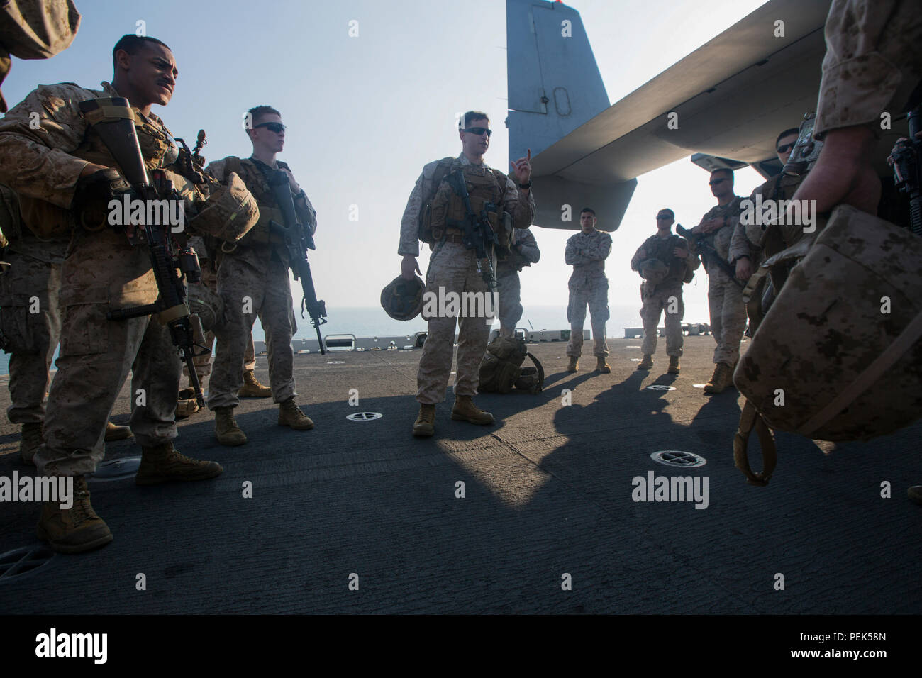 Le capitaine du Corps des Marines américain Chris McFadden, directeur général du Siège et support compagnie, bataillon de l'équipe d'atterrissage 2/6, 26e Marine Expeditionary Unit (MEU), parle avec ses marins et marins après avoir effectué une simulation d'exercice un grand nombre de blessés à bord du navire d'assaut amphibie USS Kearsarge LHD (3), le 11 décembre 2015. La 26e MEU est lancée dans le groupe amphibie Kearsarge et est déployé pour maintenir la sécurité régionale dans la 5e flotte américaine zone d'opérations. (U.S. Marine Corps photo par le Cpl. Andre Dakis, 26e MEU/Caméra de combat sorti) Banque D'Images