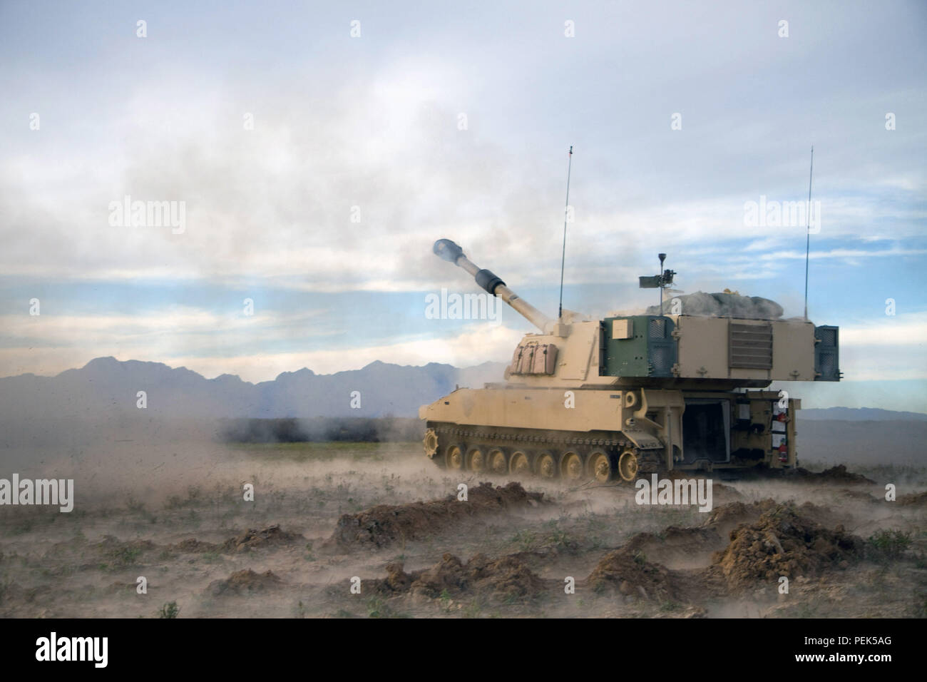 La fumée se dissipe après une armée américaine M109-A6 obusier automoteur Paladin exploité par une batterie, 4e Bataillon, 27e Division d'artillerie de campagne, Artillerie (DIVARTY), 1re Division blindée, ses feux 155 mm canon principal au cours de la première journée de l'Artillerie de la Division de l'EICC (test de disponibilité) à Dona Ana portée de tir juste à l'extérieur de Fort Bliss, Texas, le 7 décembre 2015. DART est un nouvel exercice de trois jours, qui va déterminer l'état de préparation des unités via FA DIVARTY exercices à tir réel, réagissent au contact, engins explosifs improvisés (IED) et de défense de victimes et une évacuation du véhicule. (U.S. Photo de l'armée par le Sgt. James Avery, 16t Banque D'Images