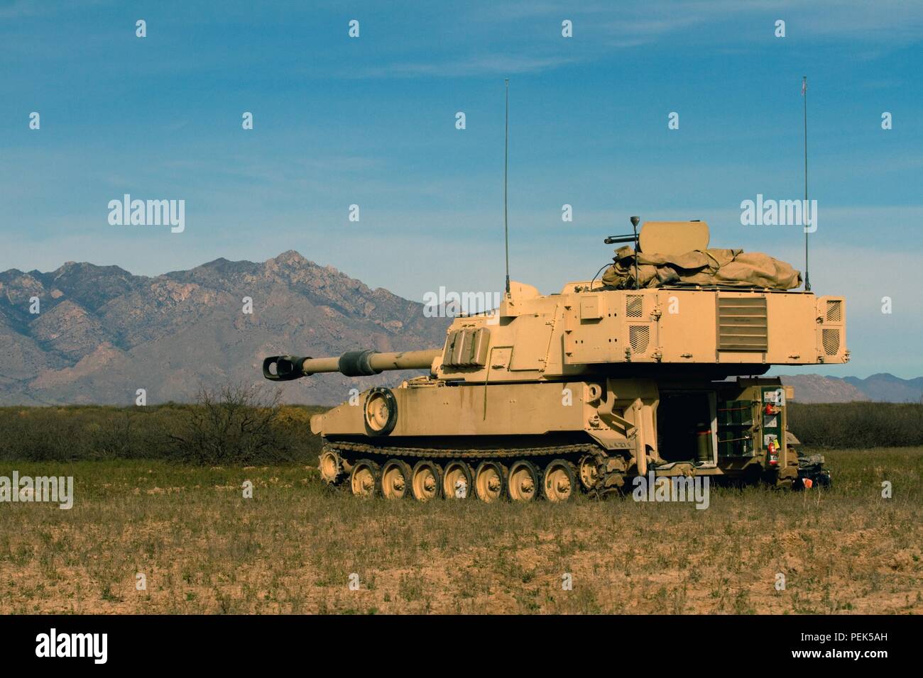 Cette armée américaine M109-A6 obusier automoteur Paladin est exploité par une batterie, 4e Bataillon, 27e Division d'artillerie de campagne, Artillerie (DIVARTY), 1re Division blindée, et a tiré son canon principal, un obusier de 155 mm sur la cible à plusieurs reprises au cours de la première journée de l'Artillerie de la Division de l'EICC (test de disponibilité) à Dona Ana portée de tir juste à l'extérieur de Fort Bliss, Texas, le 7 décembre 2015. DART est un nouvel exercice de trois jours, qui va déterminer l'état de préparation des unités via FA DIVARTY exercices à tir réel, réagissent au contact, engins explosifs improvisés (IED) et de défense de victimes et une évacuation du véhicule. (U.S. Photo de l'armée Banque D'Images