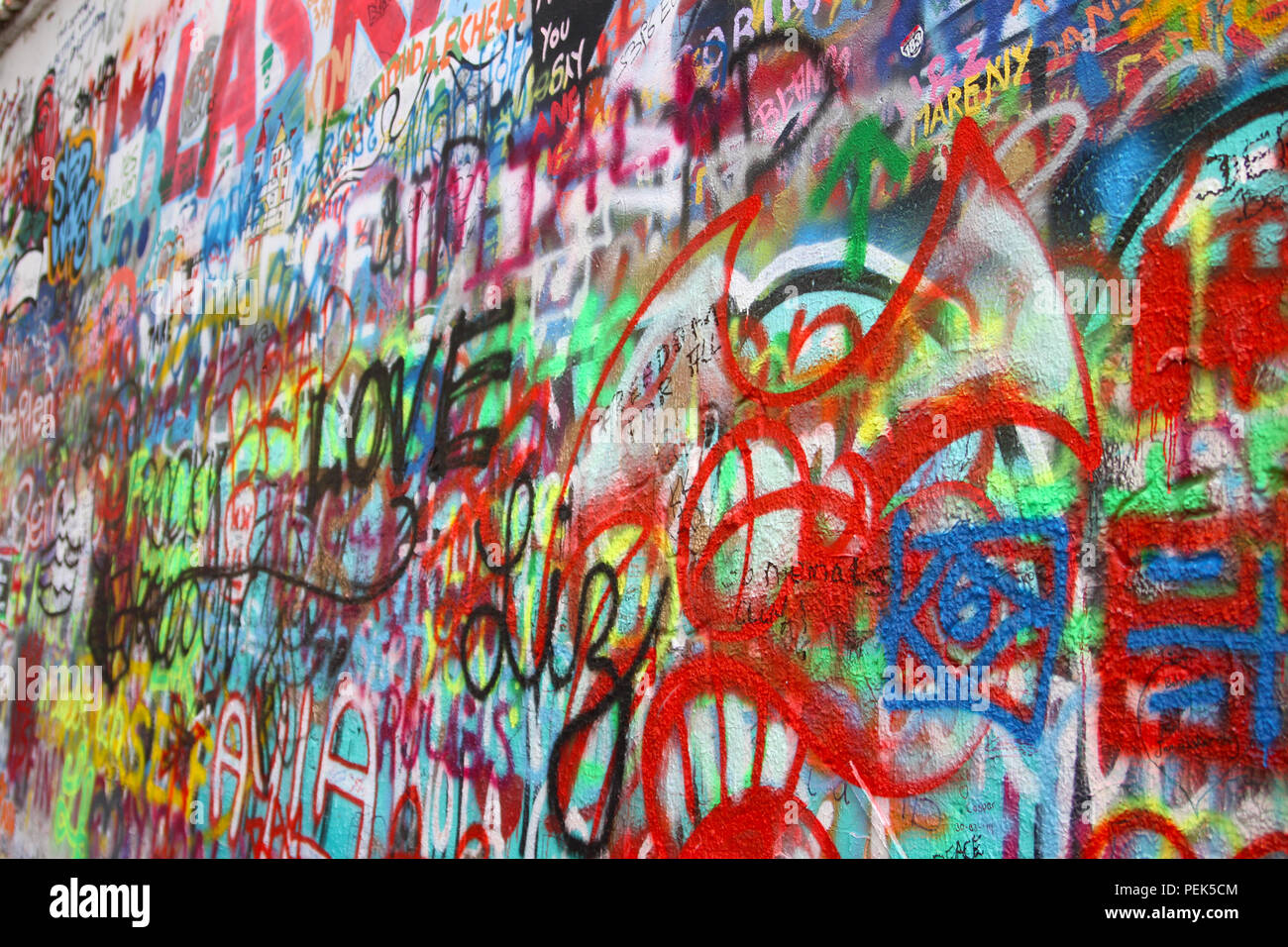 Prague, République tchèque - 2017-10-17 John Lennon wall graffiti la paix à Prague, République Tchèque Banque D'Images