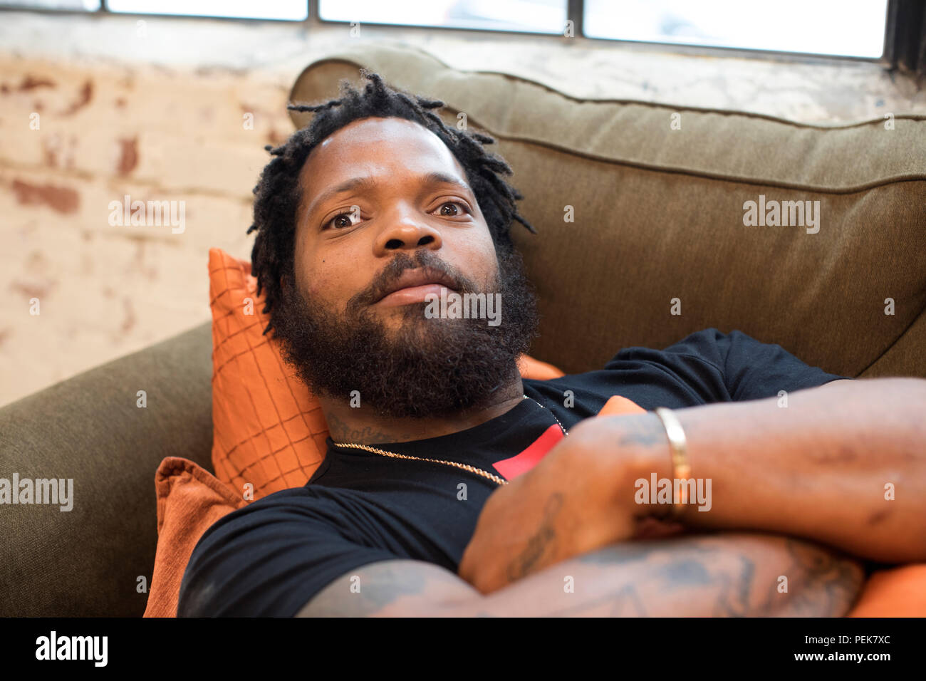NFL player Michael Bennett pose pour un portrait dans la région de Los Angeles Banque D'Images