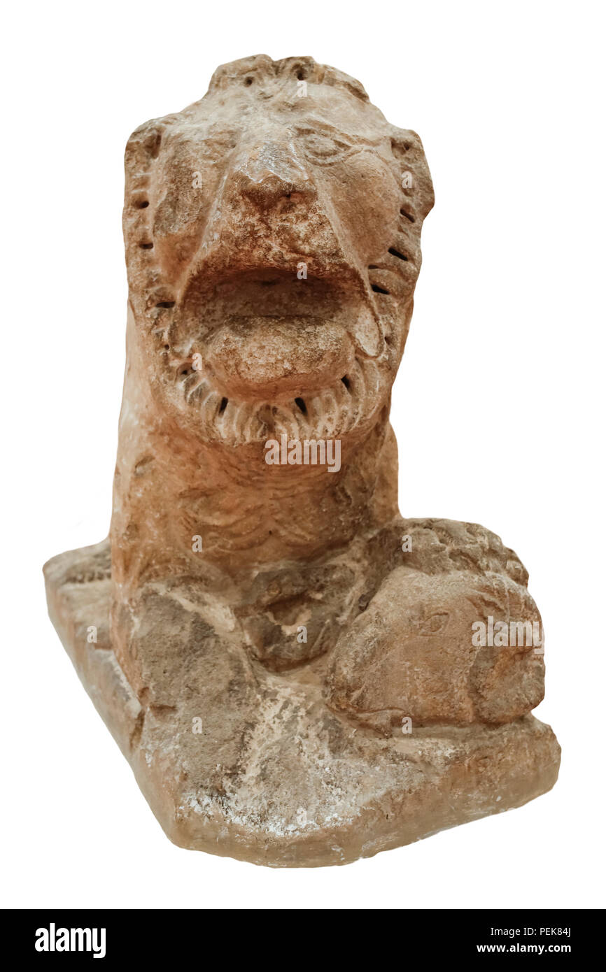 Séville, Espagne - 7 juillet 2018 : Iberian sculpture représentant un lion tenant une tête de vérin au Musée archéologique de Séville, Andalousie, Espagne Banque D'Images