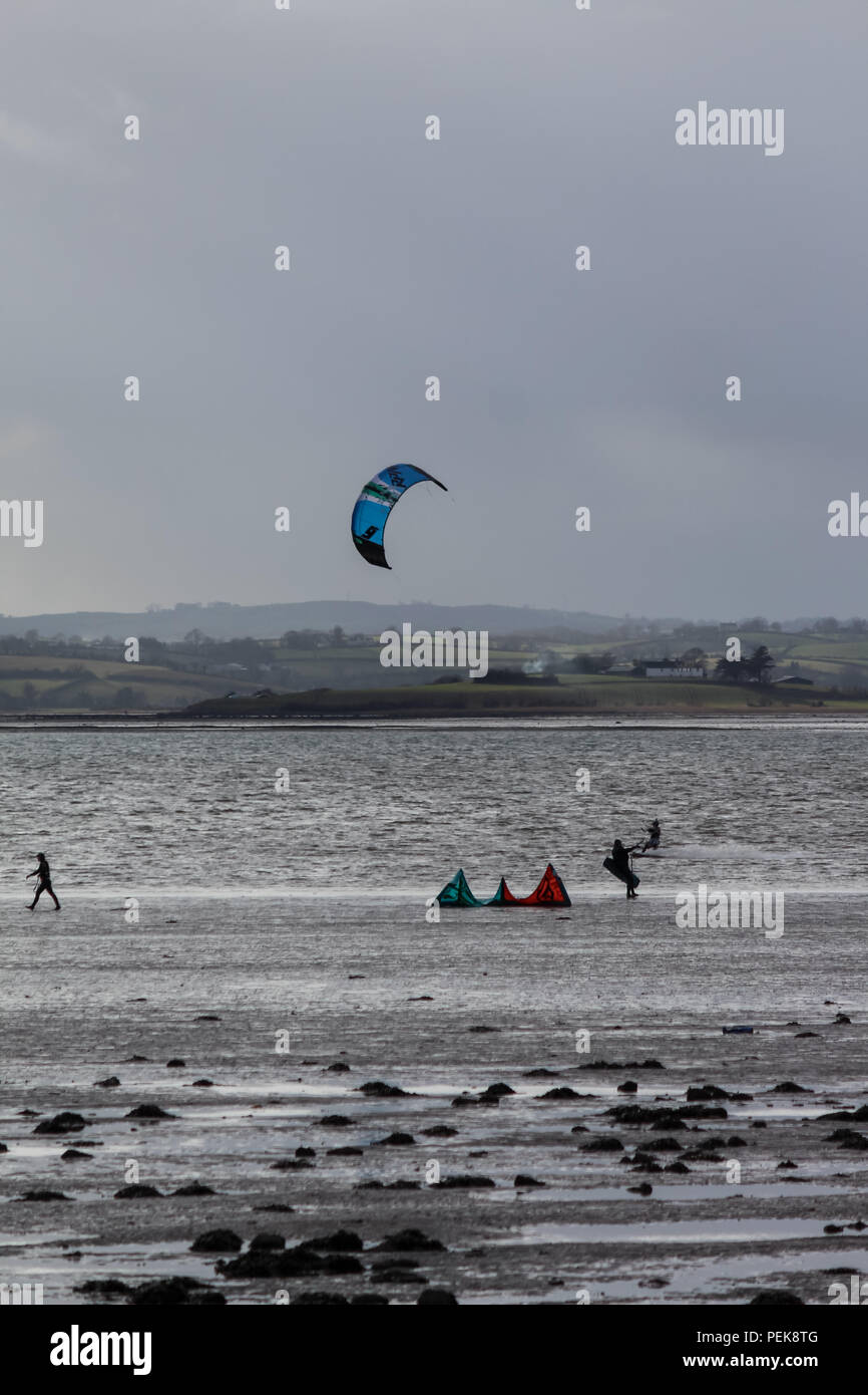 Kitesurfers sur Strangford Lough, comté de Down, Irlande du Nord. Banque D'Images