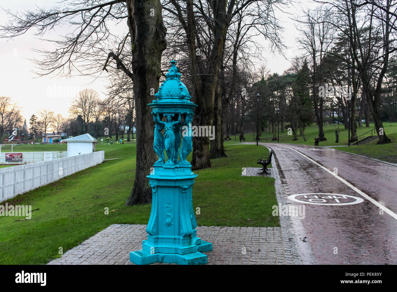 Wallace Park, un parc de loisirs publics à Lisburn. Vue de la fontaine Wallace, clôture terrain de cricket à gauche et principale voie cyclable et sur l'age Banque D'Images