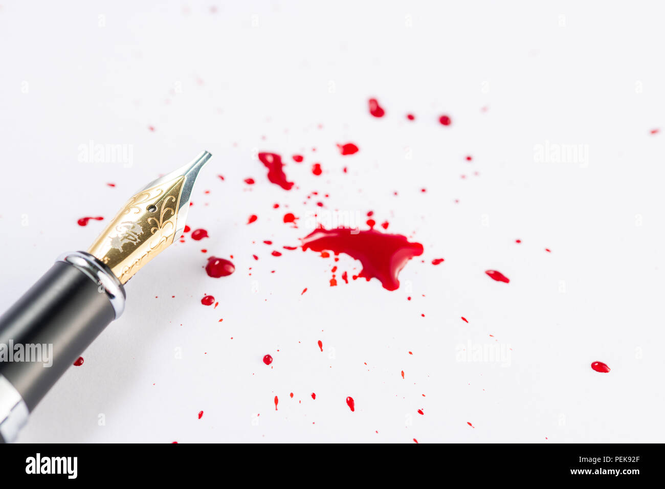 D'éclaboussure d'encre stylo rouge isolé sur un fond blanc Banque D'Images