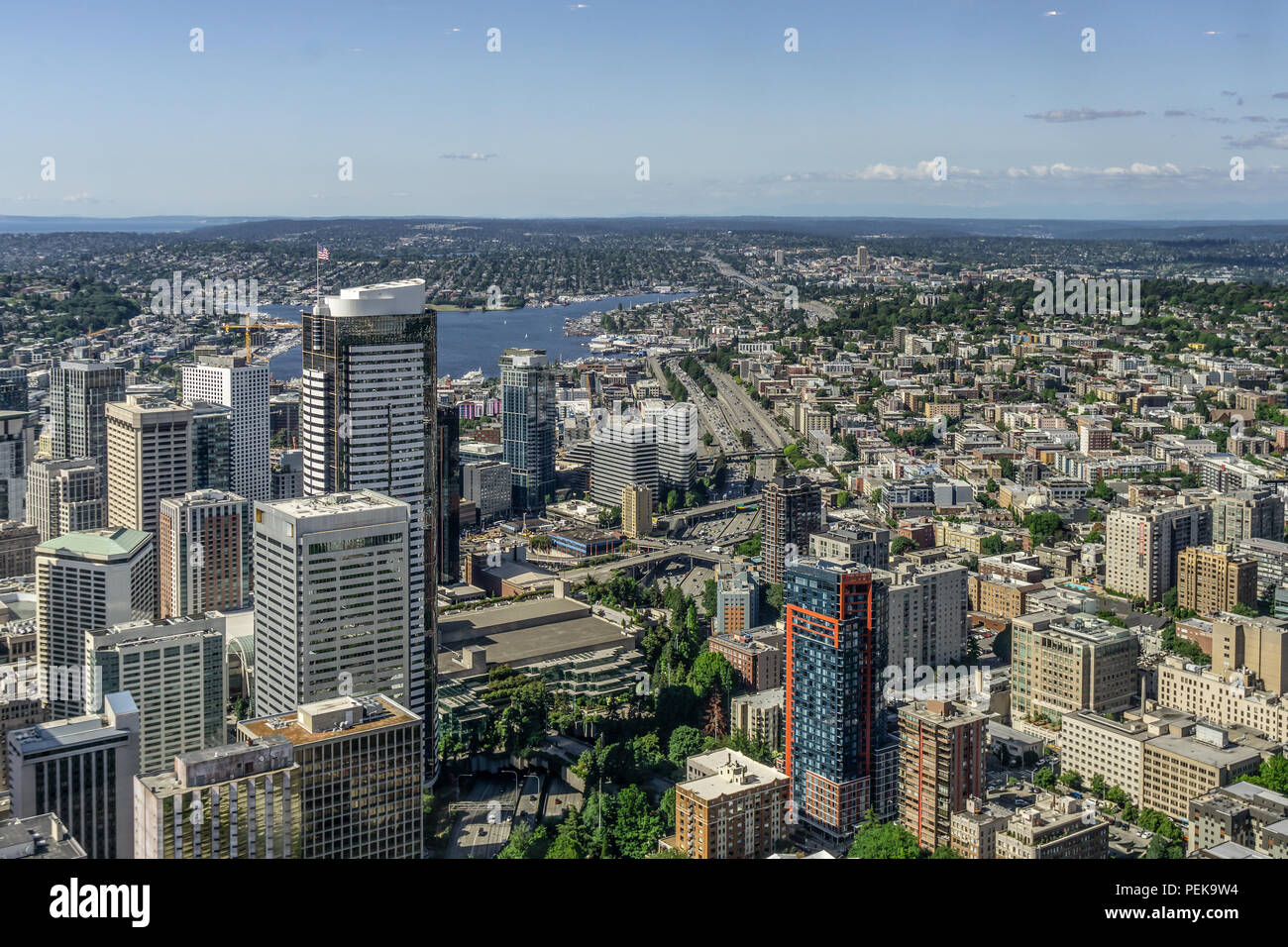 Vue aérienne ou donnent sur le centre-ville de Seattle, la colline du Capitole et le lac Union dans la distance, l'état de Washington, USA. Banque D'Images