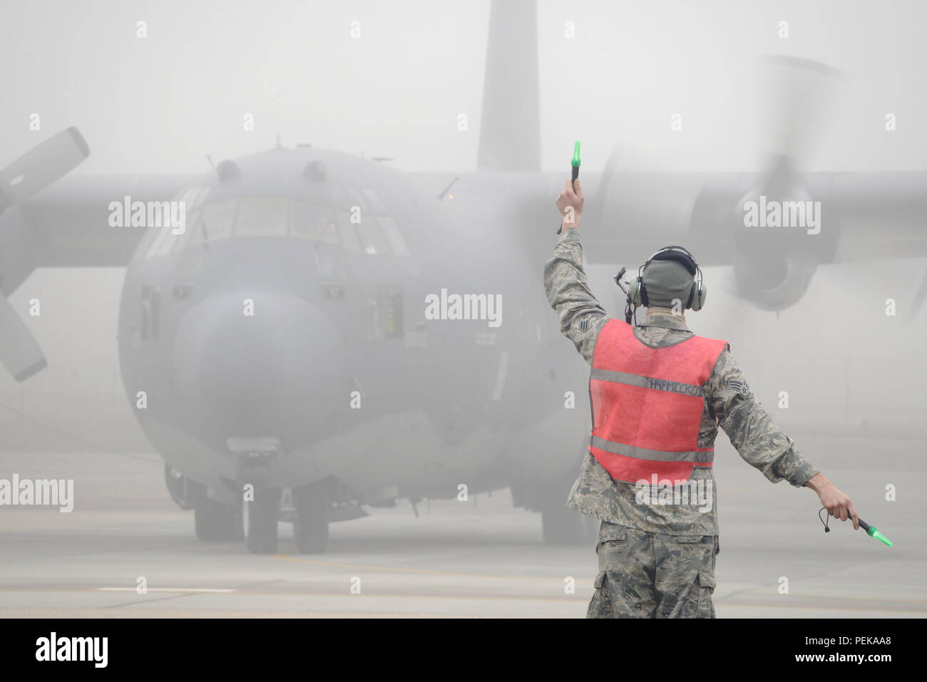 Un HC-130 Hercules appartenant au 102e Escadron de la 106e Escadre de sauvetage est placé sur la piste au milieu d'un épais brouillard au cours d'un entretien régulier à l'essai à Francis S. Gabreski Air National Guard Base le 14 décembre 2015. (U.S. Photo de la Garde nationale aérienne par le sergent. Christopher S. Muncy/libérés) Banque D'Images