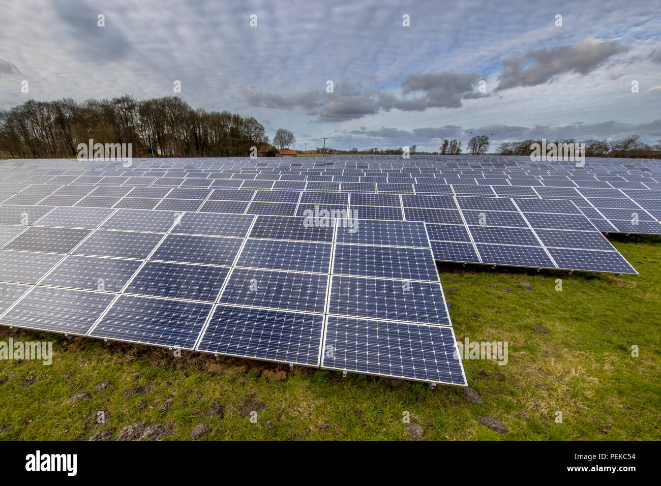 L'énergie solaire ,modules photovoltaïques pour l'innovation de l'énergie verte pour la vie sous fond de ciel bleu nuageux. Banque D'Images