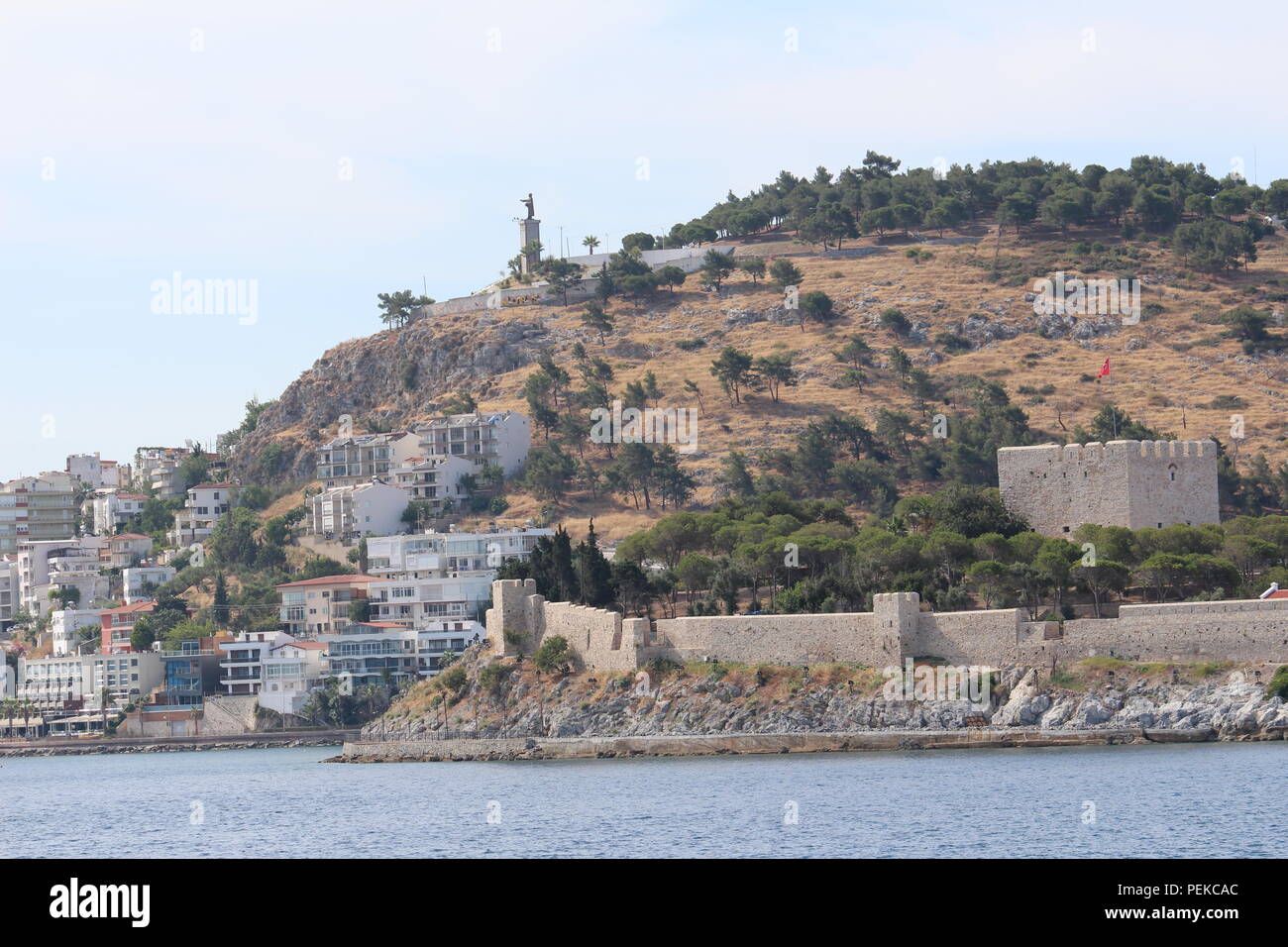 Le fort génois sur Pidgeon Island à l'entrée du port de croisière Turquie Kusadasi Banque D'Images