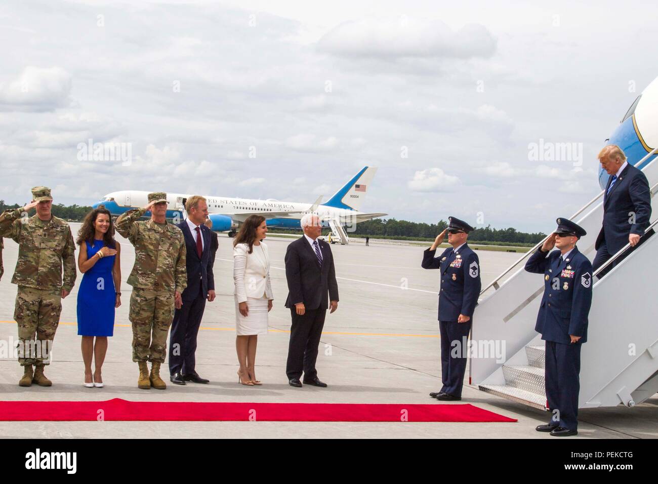 Le Vice-président américain Mike Pence attend sur le tapis rouge pour accueillir le Président Donald Trump qu'il débarque à l'Air Force One lors de la 10e division de montagne, à signer le John McCain National Defense Authorization Act, le 13 août 2018 à Fort Drum, New York. Banque D'Images