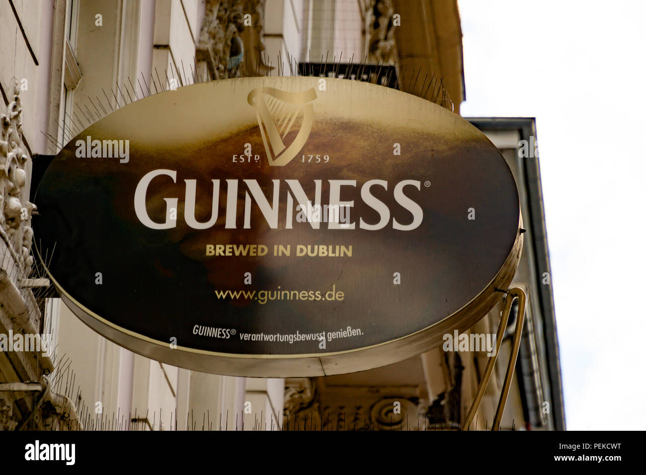 Wiesbaden, Allemagne - 03 juin 2018 : GUINNESS logo sur une façade. GUINESS est une célèbre bière irlandaise, brassée à Dublin. Banque D'Images