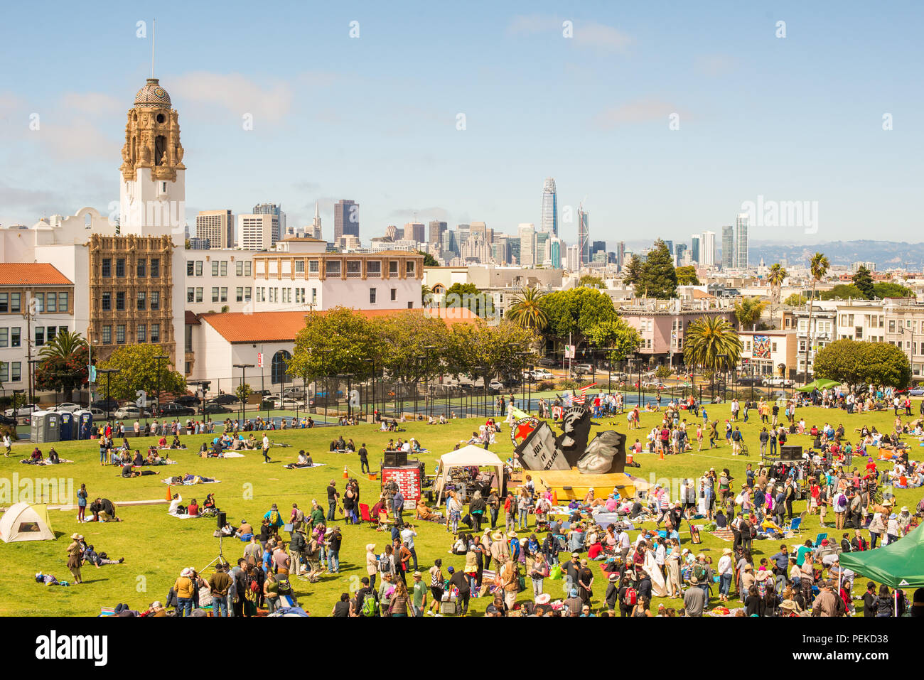 SAN FRANCISCO, CA - JUILLET, 04, 2017 : Mission Dolores Park panorama de San Francisco. SF est la plus densément peuplée de grandes ville de Californie. Banque D'Images