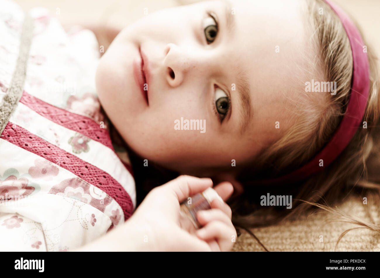 Petite fille innocente à jouer. Banque D'Images