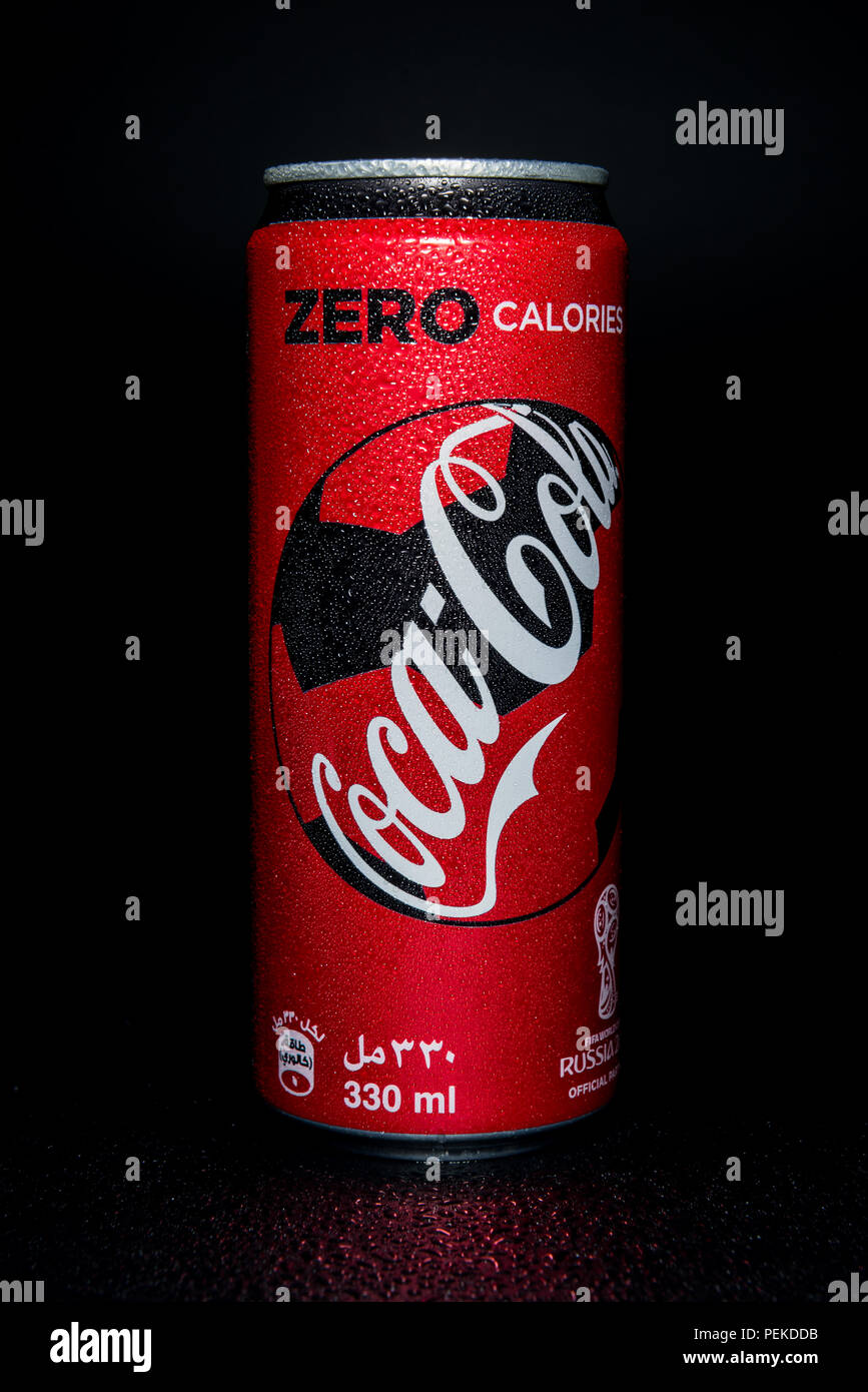 Le coca-cola isolé sur fond noir Banque D'Images