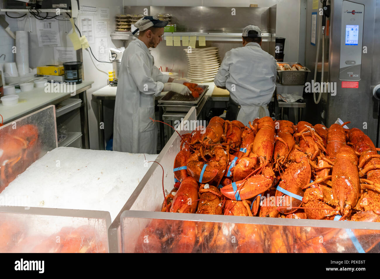 Chef preparing homard cuit dans une échoppe de marché Banque D'Images