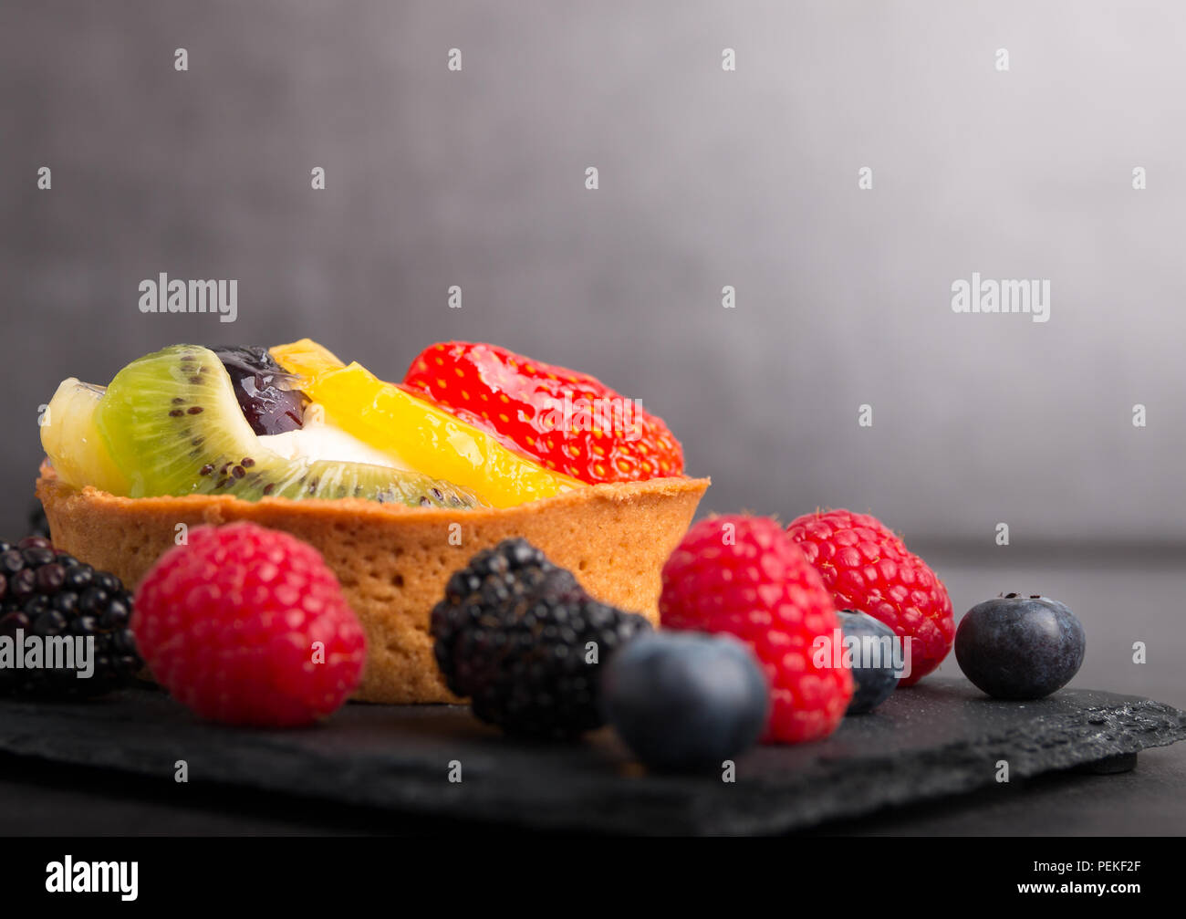 Tarte aux fruits maison sur une tablette de pierre Banque D'Images