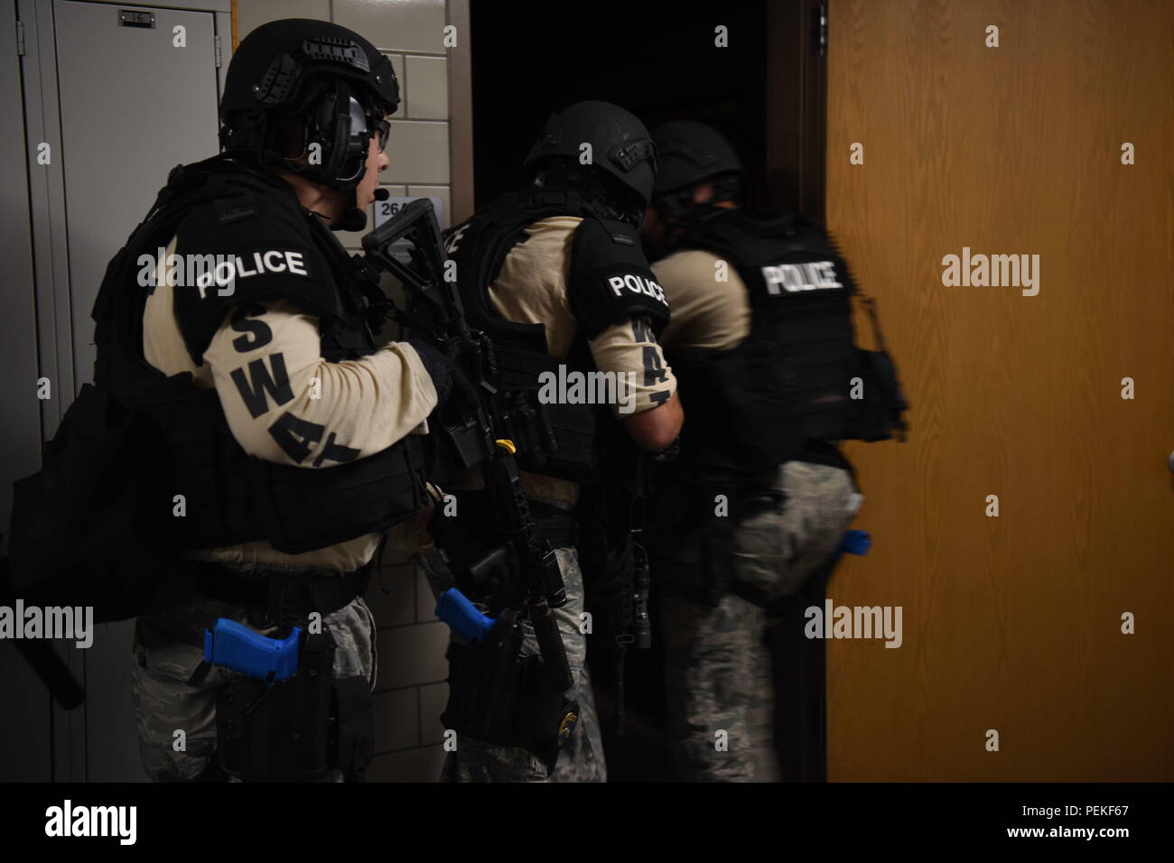 Les équipes d'application de la loi pratique premier intervenant en fonctions pendant un exercice de tir-actif 14 août 2018, sur la base aérienne de Grand Forks, Dakota du Nord. L'exercice d'application de la loi et appariées des unités médicales afin d'effectuer des actions de sauvetage avec des tactiques de sécurité pour les blessés des participants à l'exercice. (U.S. Air Force photo par Elijaih Senior Airman Tiggs) Banque D'Images