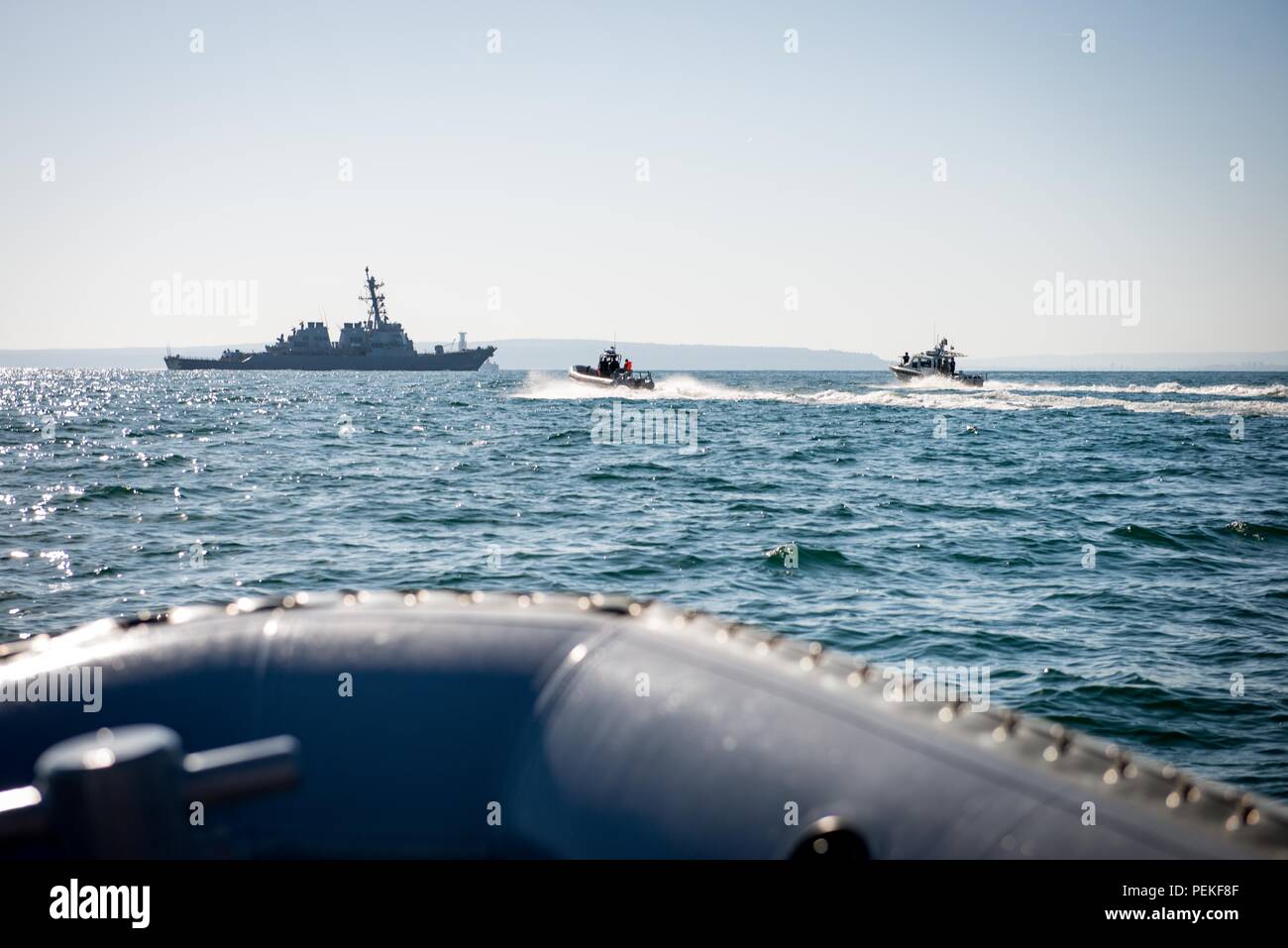 180813-N-N404-332 MER NOIRE (Aug. 13, 2018) les bateaux de patrouille de la Marine bulgare s'engager dans un exercice d'essaimage avec la classe Arleigh Burke destroyer lance-missiles USS Carney (DDG 64) dans la mer Noire le 13 août 2018. États-unis 6e Flotte, basée à Naples, Italie, effectue l'ensemble des opérations navales et mixte, souvent de concert avec les pays alliés et partenaires interinstitutions, afin de faire progresser les intérêts nationaux américains, la sécurité et la stabilité en Europe et en Afrique. (U.S. Photo par marine Spécialiste de la communication de masse 2e classe Jonathan Nelson/libérés) Banque D'Images
