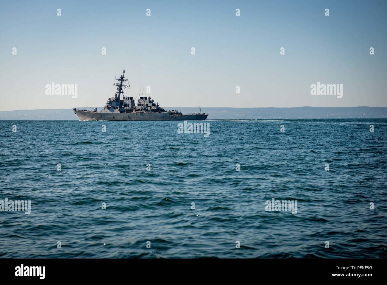 180813-N-N404-365 MER NOIRE (Aug. 13, 2018) La classe Arleigh Burke destroyer lance-missiles USS Carney (DDG 64) participe à un essaimage de l'exercice dans la mer Noire le 13 août 2018. États-unis 6e Flotte, basée à Naples, Italie, effectue l'ensemble des opérations navales et mixte, souvent de concert avec les pays alliés et partenaires interinstitutions, afin de faire progresser les intérêts nationaux américains, la sécurité et la stabilité en Europe et en Afrique. (U.S. Photo par marine Spécialiste de la communication de masse 2e classe Jonathan Nelson/libérés) Banque D'Images