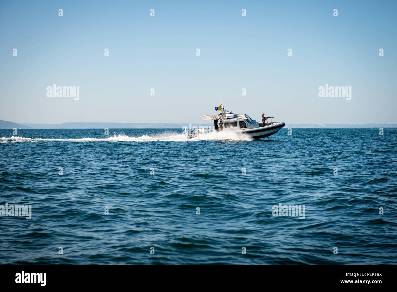 180813-N-N404-290 MER NOIRE (Aug. 13, 2018) Un bateau de patrouille de la Marine bulgare s'engage dans un essaimage de l'exercice avec la classe Arleigh Burke destroyer lance-missiles USS Carney (DDG 64) dans la mer Noire le 13 août 2018. États-unis 6e Flotte, basée à Naples, Italie, effectue l'ensemble des opérations navales et mixte, souvent de concert avec les pays alliés et partenaires interinstitutions, afin de faire progresser les intérêts nationaux américains, la sécurité et la stabilité en Europe et en Afrique. (U.S. Photo par marine Spécialiste de la communication de masse 2e classe Jonathan Nelson/libérés) Banque D'Images