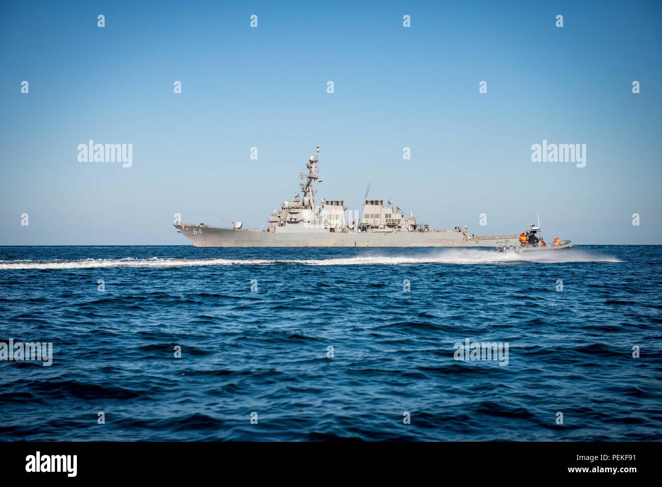180813-N-N404-220 MER NOIRE (Aug. 13, 2018) Un bateau de patrouille de la Marine bulgare s'engage dans un essaimage de l'exercice avec la classe Arleigh Burke destroyer lance-missiles USS Carney (DDG 64) dans la mer Noire, le 13 août 2018. États-unis 6e Flotte, basée à Naples, Italie, effectue l'ensemble des opérations navales et mixte, souvent de concert avec les pays alliés et partenaires interinstitutions, afin de faire progresser les intérêts nationaux américains, la sécurité et la stabilité en Europe et en Afrique. (U.S. Photo par marine Spécialiste de la communication de masse 2e classe Jonathan Nelson/libérés) Banque D'Images